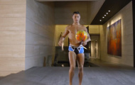 Video: Ronaldo mặc quần lót tâng bóng cực đỉnh