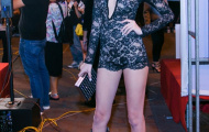 Bạn gái Mạc Hồng Quân nóng bỏng táo bạo với jumpsuit ren