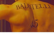 Balotelli gọi fan cứng của mình là đồ điên