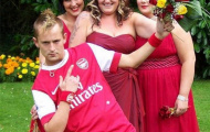 Fan cuồng chọn áo cộc, quần đùi Arsenal làm áo cưới