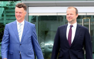Van Gaal không được cấp tiền trong phiên chợ đông