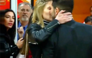 Video: HLV Diego Simeone ôm hôn thắm thiết FAN nữ