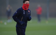 Khăn choàng xuất hiện mọi nơi trên sân tập của Arsenal