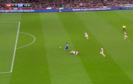 Tranh cãi: Mertesacker có đáng nhận thẻ đỏ?