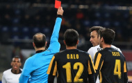Cựu sao M.U, Berbatov dính thẻ đỏ đầu tiên sau... 14 năm
