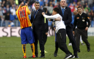 Fan nhí bị nhân viên an ninh cướp áo do Messi tặng