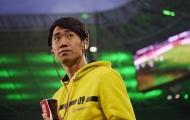 Một mình Kagawa solo qua… 30 cầu thủ nhí