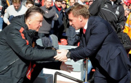 Van Gaal được 'kẻ thù' bảo vệ trước truyền thông