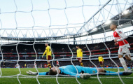Bị đồng đội 'ám hại', Coquelin suýt gãy giò