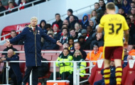 HLV Wenger biểu cảm kỳ lạ cùng chiếc áo khoác trứ danh