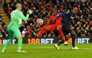 Hóa 'hậu vệ' West Ham, Benteke lại gây thất vọng tột độ