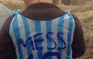 Tới thăm cậu bé mặc áo rác Messi ở Iraq