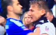 Diego Costa lại giở thói côn đồ, bóp cổ đối phương