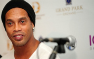 Trọng tài dừng trận đấu vì... bận xin chữ ký của Ronaldinho