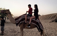Fan nữ Chelsea Việt Nam cưỡi lạc đà ở Dubai