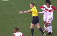 Tình huống dẫn đến quả phạt đền kỳ quặc nhất 2016