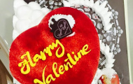 Bạn gái Mạc Hồng Quân nhận bánh trái tim ngày Valentine