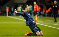 Hazard, đứa trẻ dưới bóng khổng lồ Ibra