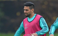 Falcao không lo tập luyện, chỉ lo... làm tóc