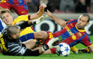'Thánh' Bendtner gián tiếp cứu sự nghiệp sao Barcelona