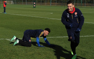Oezil và Chamberlain cười lăn lộn trước trận gặp Hull City