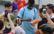 Fan quây kín Ramires trên sân Gò Đậu