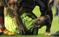 Tevez khiến đối phương đổ máu, vỡ quai hàm