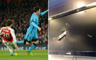 Giận Flamini sôi máu, fan cuồng Arsenal đập nát TV