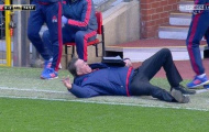 Siêu hài: Van Gaal 'diễn sâu', tố cầu thủ Arsenal 'ăn vạ'