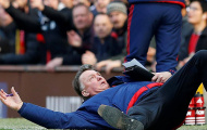 Video: Hài hước Van Gaal tự ngã tố cầu thủ Arsenal ăn vạ