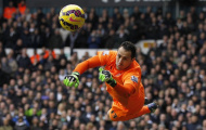 Ospina bắt hay như thể bị Cech 'nhập'
