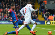 Christian Benteke ăn vạ lộ liễu giúp Liverpool có 3 điểm trước Palace
