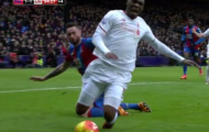 Video: Cận cảnh tình huống ăn vạ đáng xấu hổ của Christian Benteke đêm qua