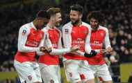 Giroud và đồng đội ăn mừng ru con kiểu Bebeto sau khi lập cú đúp