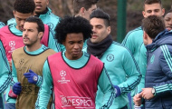Sao Chelsea hóa 'sát thủ bịt mặt' sánh bước cùng HLV Hiddink trên sân tập