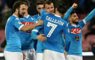 Higuain và Napoli học tuyệt chiêu... té ngã trên sân tập