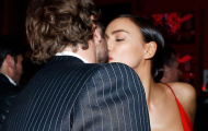 Xóa tin đồn, Irina khóa môi Bradley Cooper trước ống kính