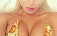 Gây sốt, tình 1 đêm của Ronaldo lấy pizza che nhũ hoa
