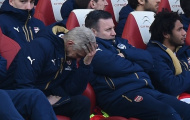 Hàng công 'chân gỗ', HLV Wenger ôm đầu cúi mặt