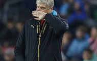 HLV Wenger lo lắng nhìn đồng hồ sau khi lĩnh trọn 'cú đinh ba' của Barca