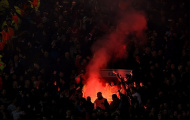 Fan Liverpool 'quẩy bung nóc' mừng đội nhà đả bại M.U