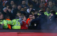 Để CĐV đánh nhau, M.U và Liverpool bị phạt