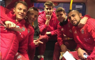 Cầu thủ Bayern 'quẩy tung nóc' trên xe bus sau khi hạ Cologne