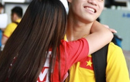 Văn Toàn ngượng ngùng khi fan nữ ôm ở sân bay