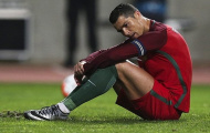 Ronaldo ngồi 'tự kỷ' sau pha đá phạt đền tệ hại