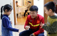 Xuân Trường hồn nhiên vui đùa cùng em nhỏ