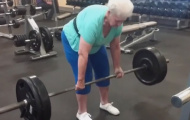 Cụ bà 78 tuổi trổ tài nâng tạ siêu đẳng