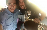 Lê Công Vinh tươi rói cạnh Carles Puyol cùng chiếc cúp bạc Champions League