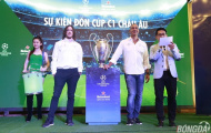 Ruud Gullit và Carles Puyol cười tít mắt khi trò chuyện với phóng viên Việt Nam