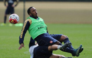 Sao trẻ Arsenal 'khóc thét' sau pha chặt chém của Coquelin